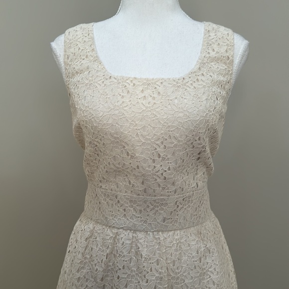 Off-White Lace Midi Sleeveless Dress with Wide-U Neckline and Banded Waistline - Picture 2 of 8